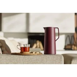 Tefal Motiva Isoleerkan 1.0L Donkerrood 7 Tefal Motiva Isoleerkan 1.0L Donkerrood -Keukengerei Winkel Online 104 0210 3 1